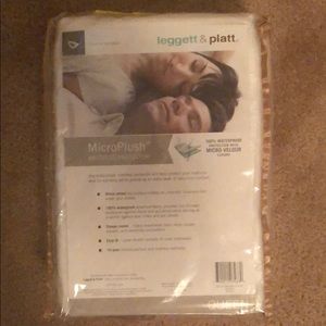 MicroPlush mattress protector